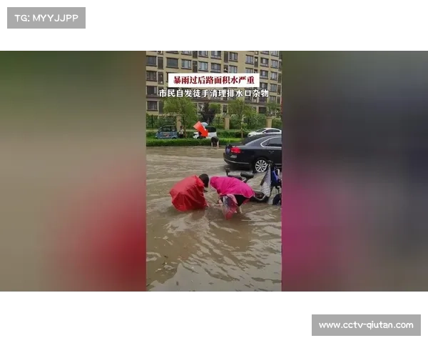 暴雨导致比赛中断15分钟，工作人员紧急清理积水